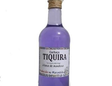 Garrafa de tiquira azul artesanal do Maranhão com selo de Indicação de Procedência INPI