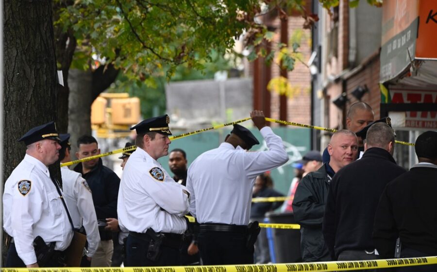 Cena de crime em Detroit: viaturas policiais e fita de isolamento em frente a clube clandestino após tiroteio fatal