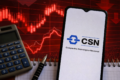 Foto de Fabio Schvartsman, novo CEO da CSN, com gráfico de alta de 5% nos títulos de dívida