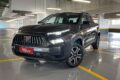 Fiat Toro Freedom 2027 prata estacionada com etiqueta de preço promocional R$ 134.990
