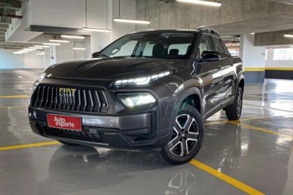 Fiat Toro Freedom 2027 prata estacionada com etiqueta de preço promocional R$ 134.990