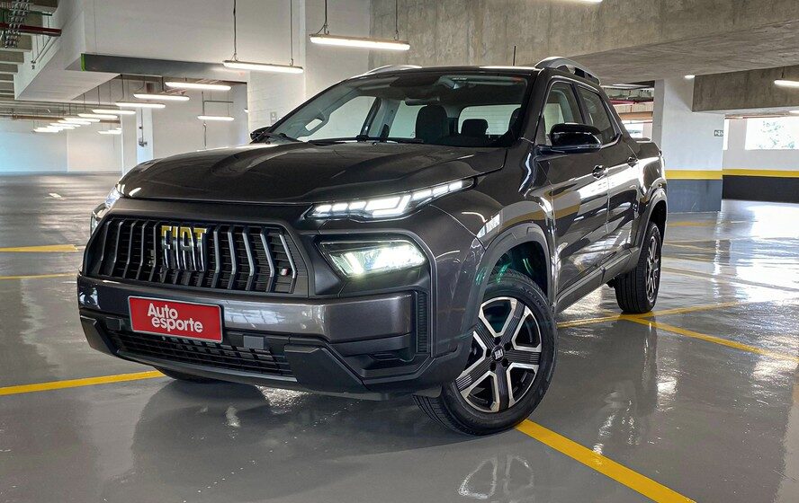 Fiat Toro Freedom 2027 prata estacionada com etiqueta de preço promocional R$ 134.990