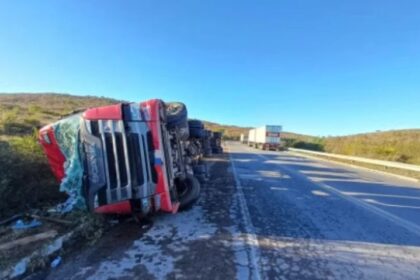 Local do acidente fatal na RJ-116 km 118 em Duas Barras com veículos destruídos