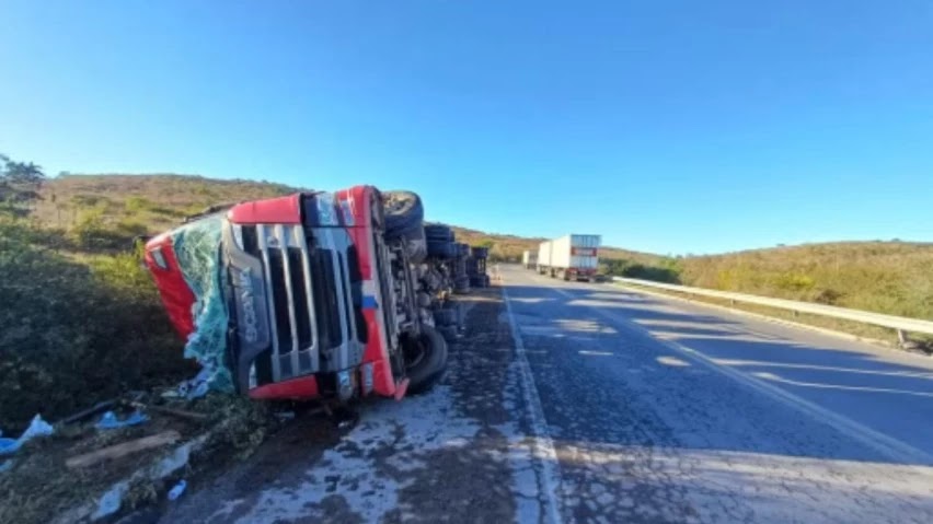 Local do acidente fatal na RJ-116 km 118 em Duas Barras com veículos destruídos