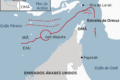 Navios petroleiros no Estreito de Ormuz com navios de guerra ao fundo sob céu tenso