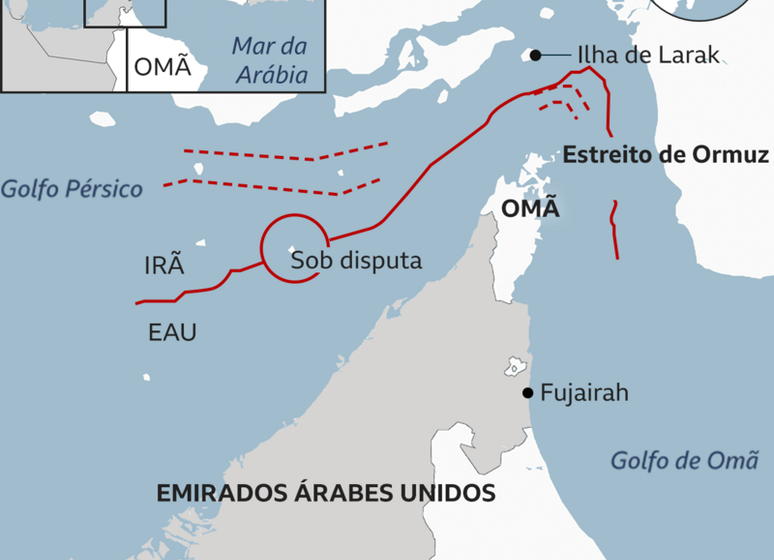 Navios petroleiros no Estreito de Ormuz com navios de guerra ao fundo sob céu tenso