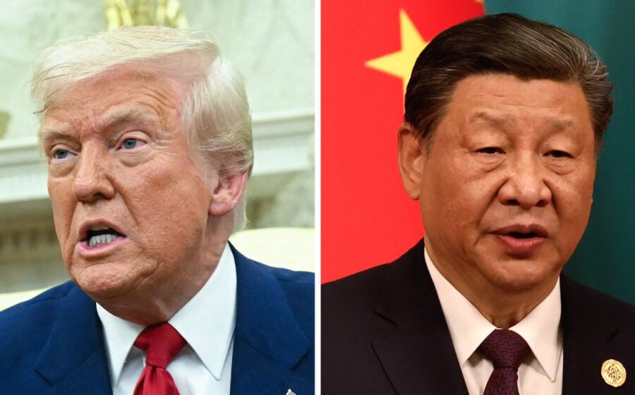 Donald Trump discursando com gesto enfático, fundo com elementos de inteligência artificial e bandeira da China