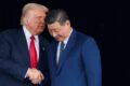 Líderes Trump e Xi Jinping apertam as mãos com holograma de cérebro artificial ao fundo simbolizando acordo de IA