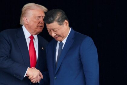 Líderes Trump e Xi Jinping apertam as mãos com holograma de cérebro artificial ao fundo simbolizando acordo de IA