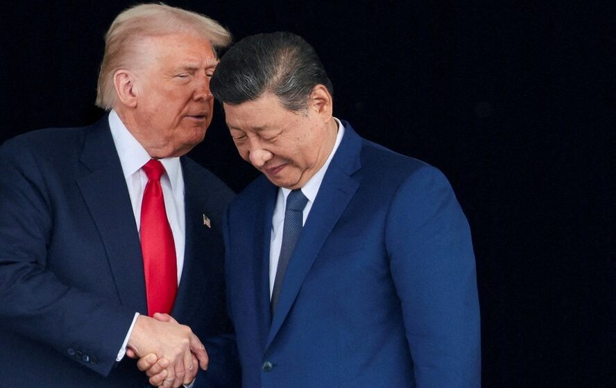 Líderes Trump e Xi Jinping apertam as mãos com holograma de cérebro artificial ao fundo simbolizando acordo de IA