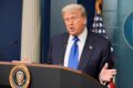 Trump em posto de gasolina ao lado de carro, simbolizando flexibilização de metas de eficiência veicular nos EUA