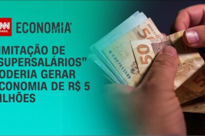 Trump assina decreto flexibilizando normas de eficiência veicular com carros e posto de gasolina ao fundo