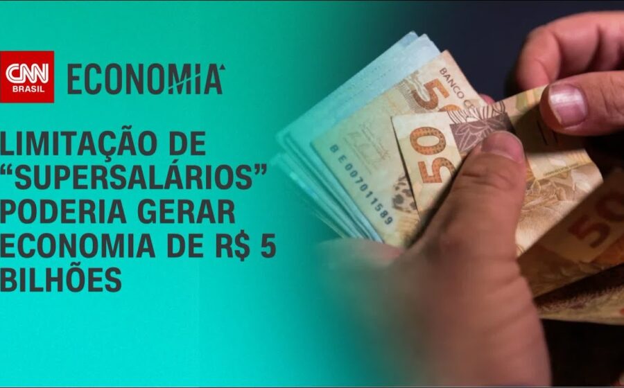 Trump assina decreto flexibilizando normas de eficiência veicular com carros e posto de gasolina ao fundo