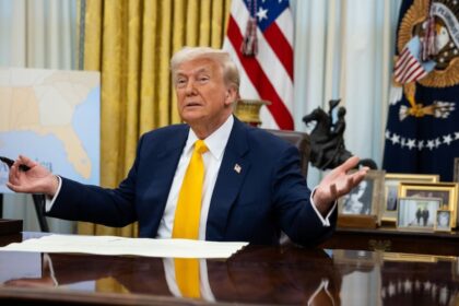 Trump assina ordem executiva sobre flexibilização de metas de eficiência veicular nos EUA