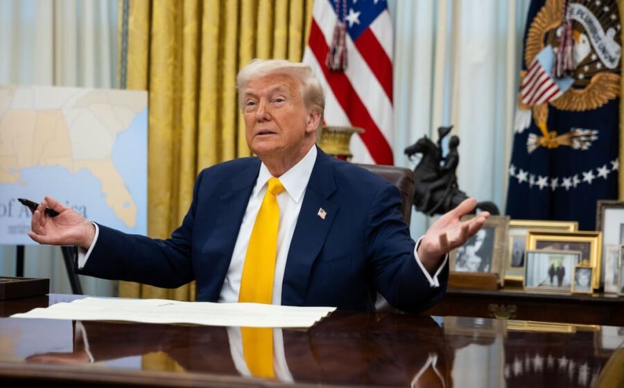 Trump assina ordem executiva sobre flexibilização de metas de eficiência veicular nos EUA