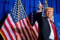 Donald Trump aperta a mão de executivos de tecnologia em reunião sobre acordo voluntário de IA na Casa Branca