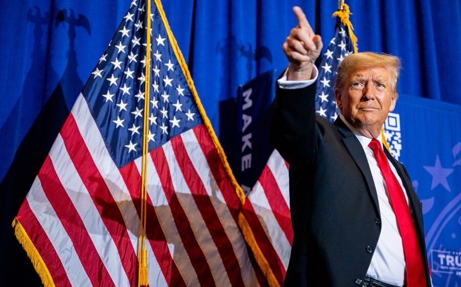Donald Trump aperta a mão de executivos de tecnologia em reunião sobre acordo voluntário de IA na Casa Branca