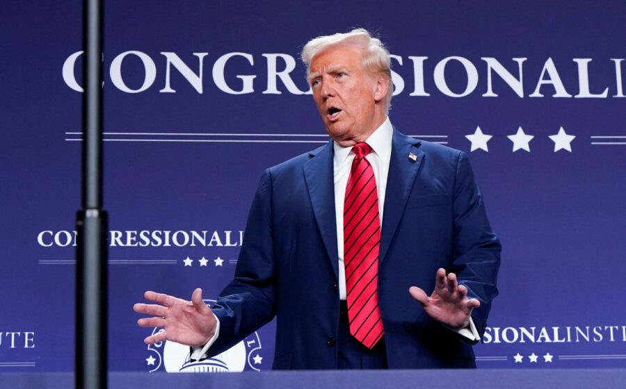 Donald Trump discursa em evento na Irlanda ignorando alertas de líderes de IA