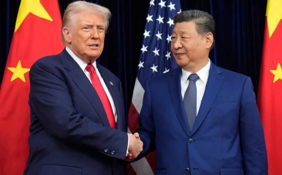 Trump e Xi Jinping com símbolos militares e mapa de Taiwan representando tensão geopolítica