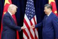 Trump e Xi Jinping apertam as mãos em cúpula diplomática com bandeiras dos EUA e China ao fundo