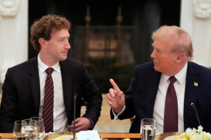 Donald Trump reunido com CEOs de inteligência artificial na Casa Branca discutindo regulação tecnológica