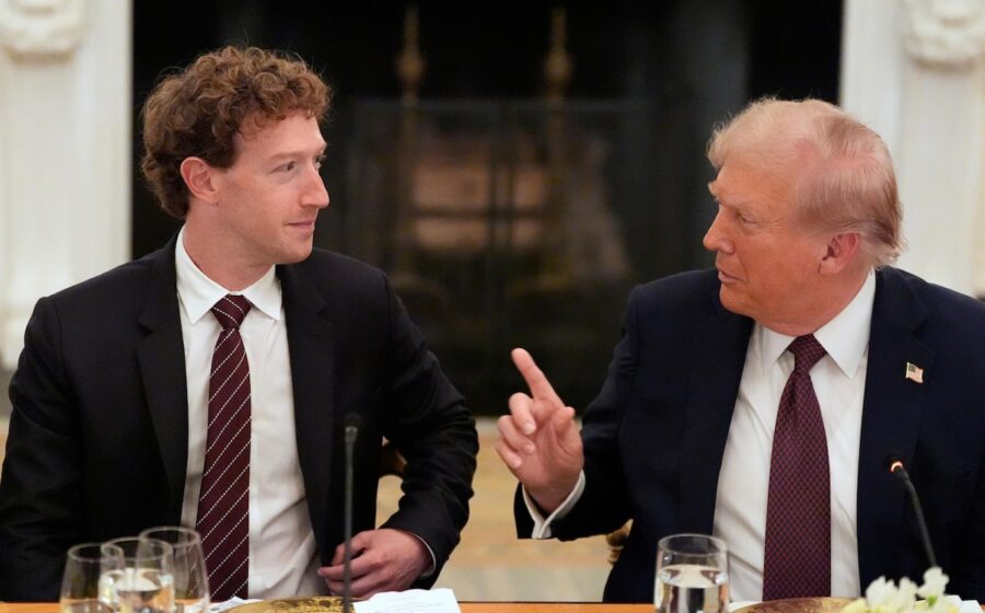 Donald Trump reunido com CEOs de inteligência artificial na Casa Branca discutindo regulação tecnológica