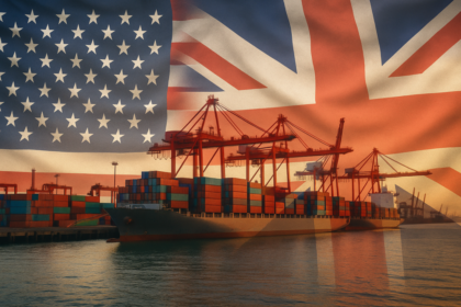 Bandeiras da UE, Reino Unido e China com símbolos de tarifas e veículos elétricos representando disputa comercial