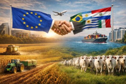 Mapa da Europa e América do Sul unidos por aperto de mão, bandeira da Polônia ao fundo e balança da justiça