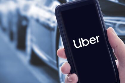 Rodovia deserta à noite com veículo da Uber estacionado e passageira abandonada no acostamento