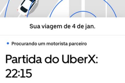 Logotipo da Uber com ícone de alerta e símbolos de dinheiro e motoristas, representando processo judicial de R$ 321 milhões