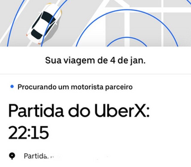 Logotipo da Uber com ícone de alerta e símbolos de dinheiro e motoristas, representando processo judicial de R$ 321 milhões