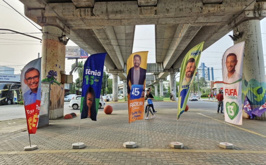 Candidatos presidenciais em campanha com gráficos econômicos e símbolos do Brasil