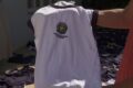Uniformes escolares da rede municipal de Sorocaba descartados em caçamba com brasão da prefeitura recortado