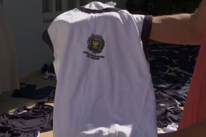 Uniformes escolares da rede municipal de Sorocaba descartados em caçamba com brasão da prefeitura recortado