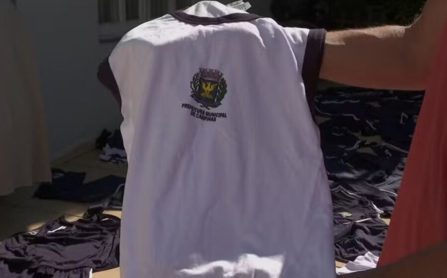 Uniformes escolares da rede municipal de Sorocaba descartados em caçamba com brasão da prefeitura recortado