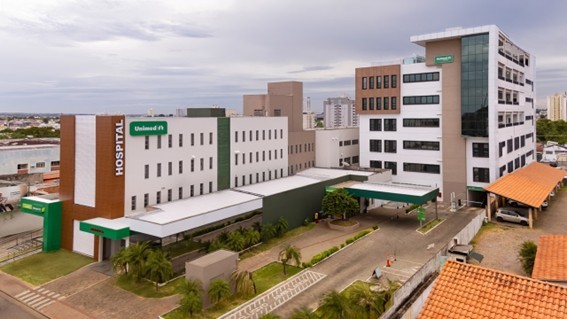 Fachada moderna do Centro Médico II da Unimed Cuiabá no Jardim das Américas