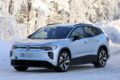 VW ID.4 SUV elétrico prata em destaque com silhueta camuflada do futuro ID.Tiguan ao fundo