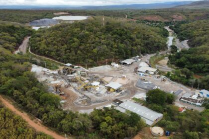 Mapa geológico do projeto Novo Cruzeiro em Minas Gerais com 12 alvos de terras raras destacados