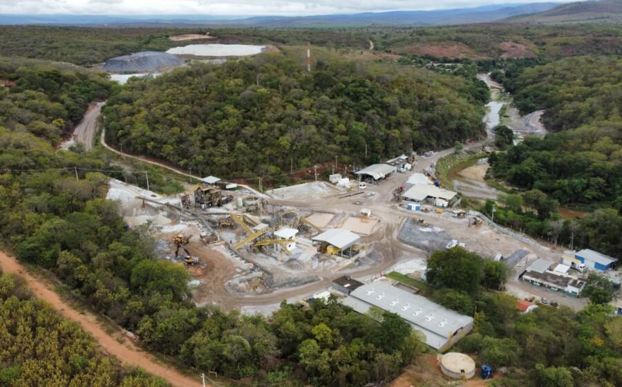 Mapa geológico do projeto Novo Cruzeiro em Minas Gerais com 12 alvos de terras raras destacados