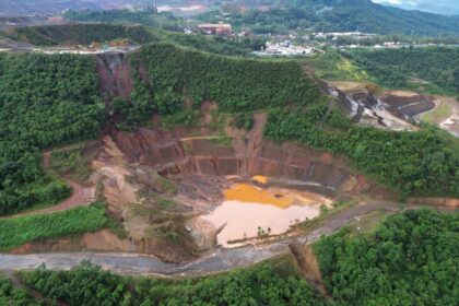 Mina de Fábrica da Vale em Ouro Preto com estruturas de mineração e barragens após vazamento ambiental