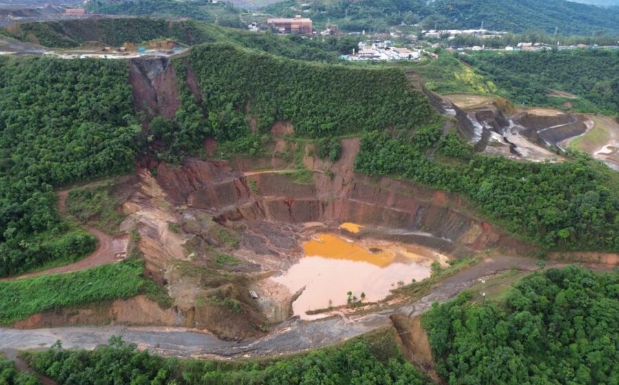 Mina de Fábrica da Vale em Ouro Preto com estruturas de mineração e barragens após vazamento ambiental