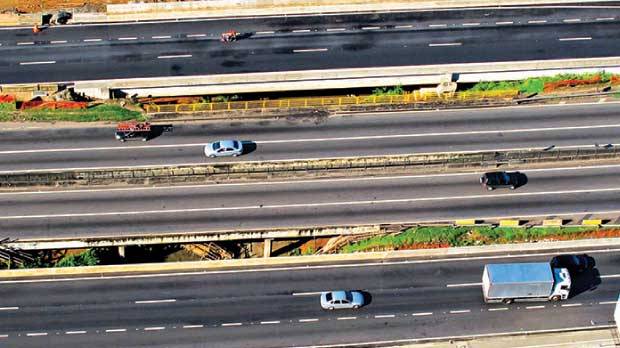 Obras de ampliação da Via Dutra no Grande Rio com 70% de execução, máquinas e pistas expandidas
