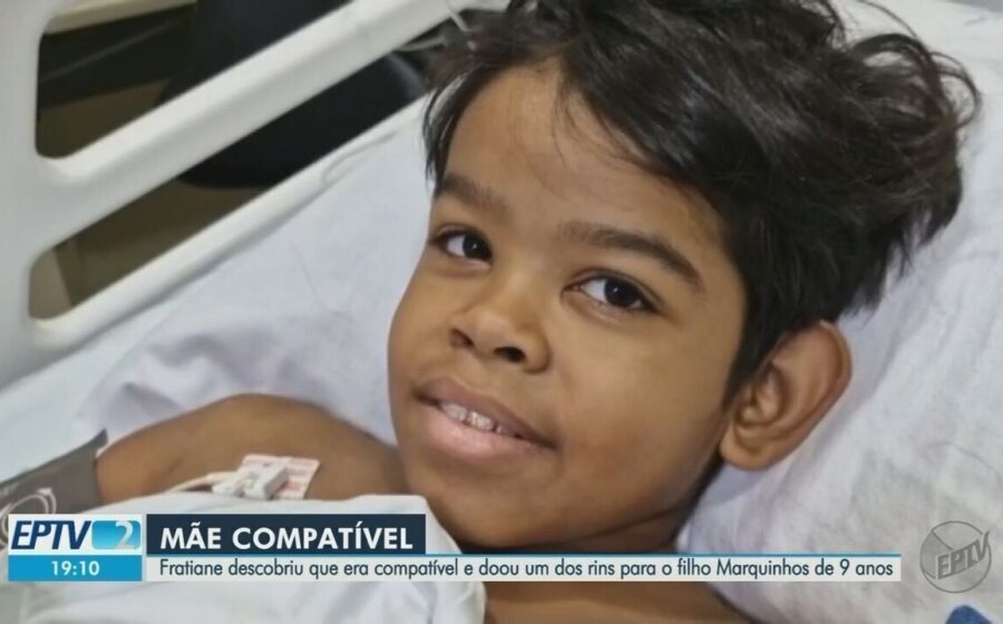 Menino Marcos Taylor, 11 anos, sorri ao lado da mãe doadora Fratiane Ferreira Dias após transplante renal bem-sucedido no HC Ribeirão Preto