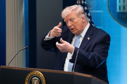 Líderes globais de direita se afastam de Trump devido a impacto econômico de tarifas e instabilidade