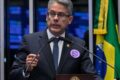 Sede da CVM em Brasília com documento classificado "arquivado" sobre Banco Master em primeiro plano