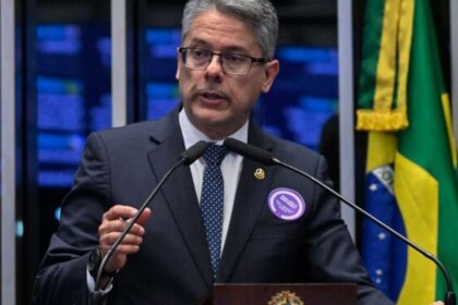 Sede da CVM em Brasília com documento classificado "arquivado" sobre Banco Master em primeiro plano