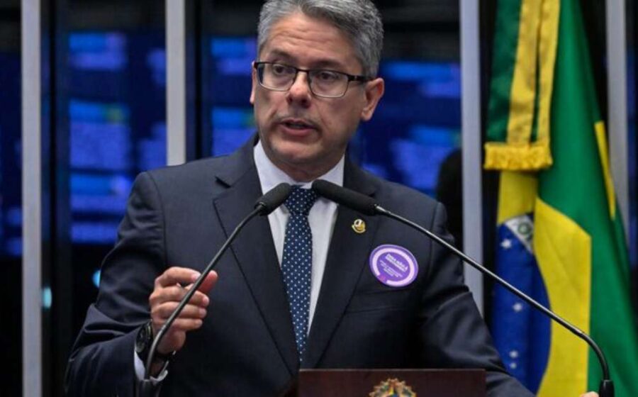 Sede da CVM em Brasília com documento classificado "arquivado" sobre Banco Master em primeiro plano