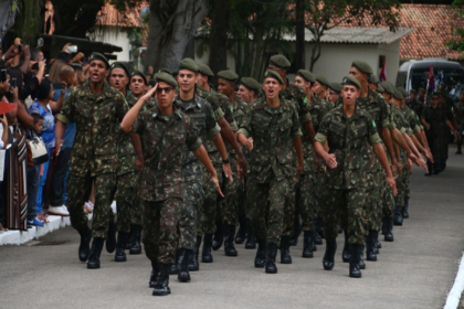 Especialistas do Exército em centro de operações durante exercício Guardião Cibernético com telas de monitoramento digital