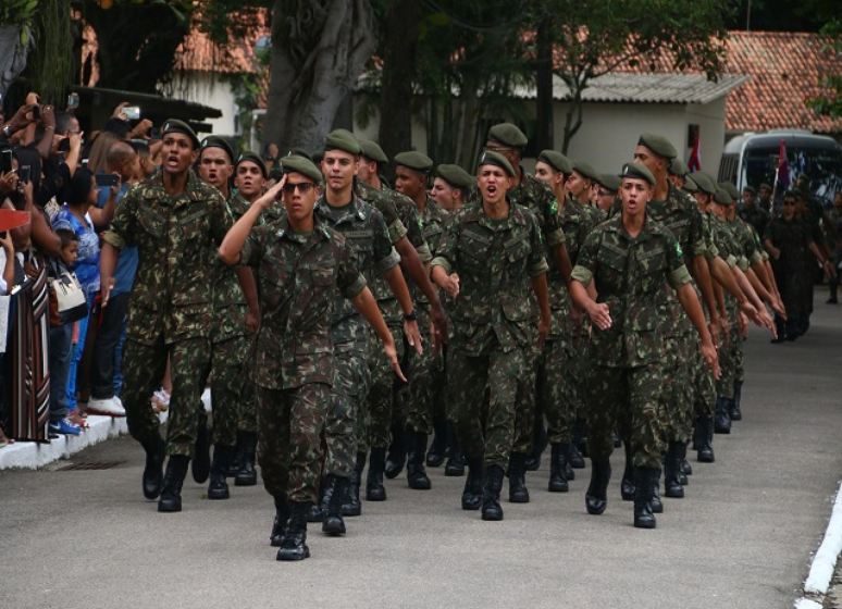 Especialistas do Exército em centro de operações durante exercício Guardião Cibernético com telas de monitoramento digital