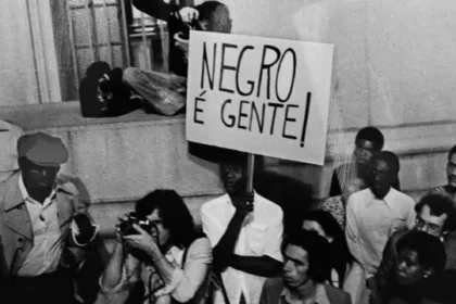 Ilustração gerada por IA mostra menino negro dentro de lixeira de recicláveis em prova escolar
